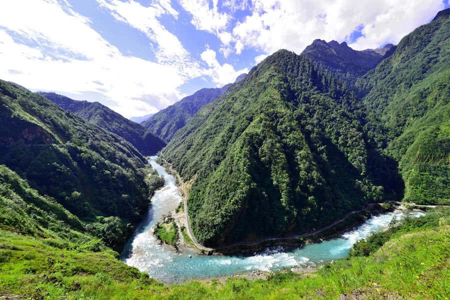 bella发文纪念高以翔，她在聚会上挤出微笑，眼神迷离憔悴难掩